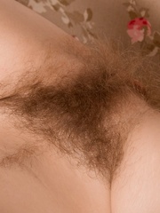 Alice Wonder strips and shows off her hairy body